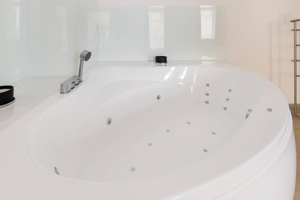 Apartment Grand Luxury On The Broadway W Jacuzzi Budapest