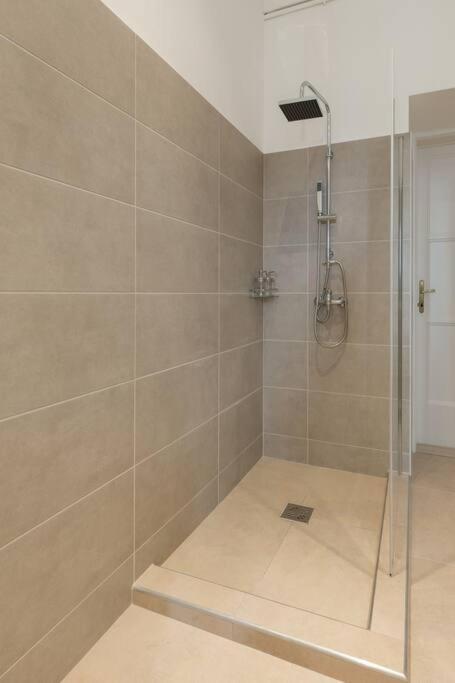 Grand Luxury On The Broadway W Jacuzzi Apartment Budapest