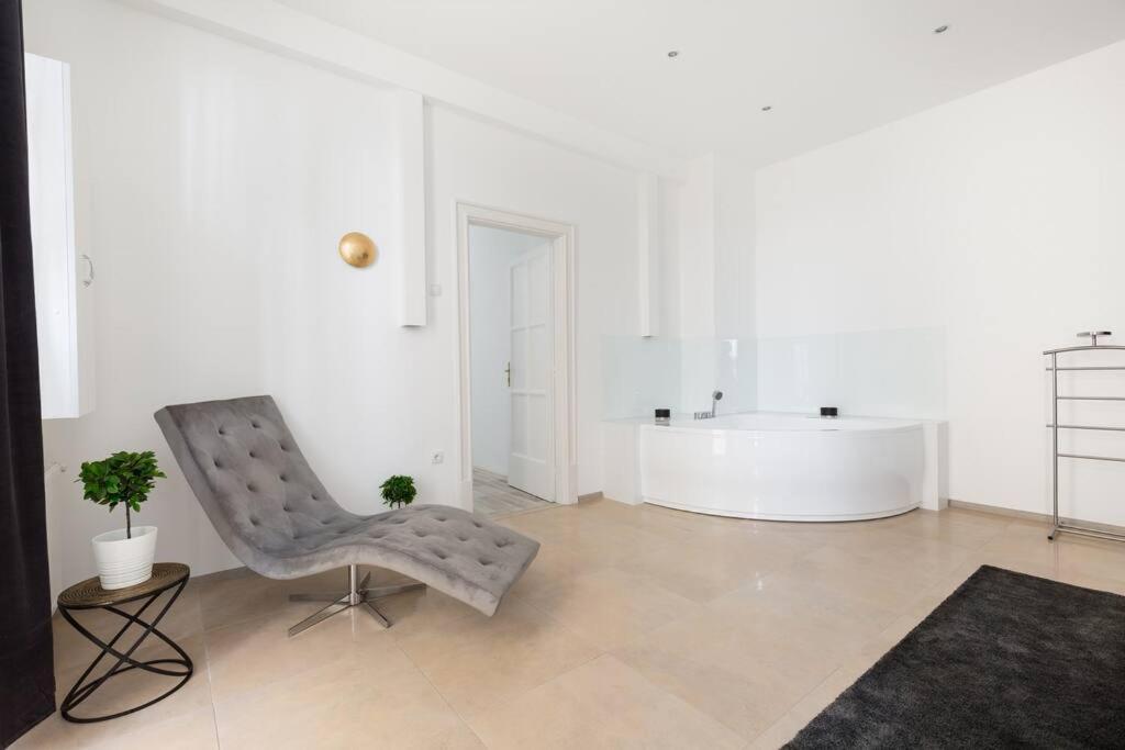 Apartment Grand Luxury On The Broadway W Jacuzzi
